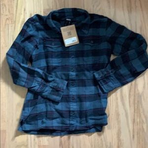 Patagonia women’s fjord flannel shirt. 8